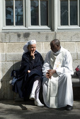 Eine italienische Schwester redet mit einem Priester in Lourdes  Frankreich
