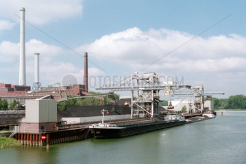Entladen eines Transportschiffes mit Kohle im Rheinhafen