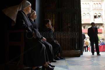 Sevilla  Spanien  Nonnen und ein Pfarrer im Innern der Kathedrale in Sevilla