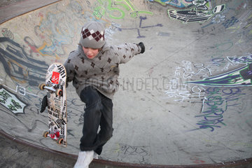 Bremen  Deutschland  Jugendlicher mit Skateboard in der Halfpipe