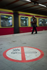 Berlin  Deutschland  das Nichtrauchersymbol auf dem Boden eines S-Bahnhofes