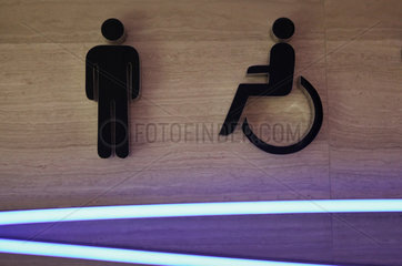 Hong Kong  China  Piktogramm Behinderten-WC fuer Herren