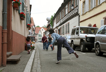 Weissenburg  Frankreich  Kinder beim Fussball spielen in einer kleinen Nebenstrasse