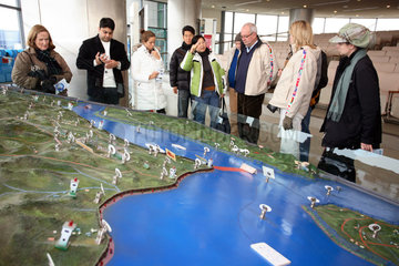 Odusan  Touristen schauen sich ein Modell der Grenze zu Nordkorea im Odusan Unification Observatory an