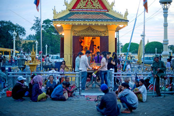 Phnom Penh  Kambodscha  betende und bettelnde Menschen vor einer kleinen Pagode