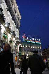 Madrid  Spanien  Passanten am Puerta del Sol