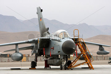 Mazar-e Sharif  Afghanistan  Bundeswehr Recce-Tornado mit angesetzten Recce-Pod