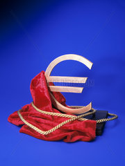 Der Euro auf einem Sockel mit rotem Samt darunter