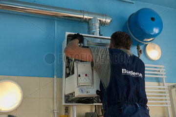 Posen  Polen  Installateur wartet eine Gaskombitherme