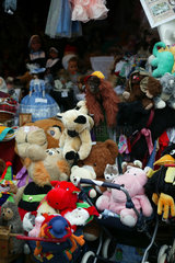 Berlin  Stofftiere auf einem Weihnachtsmarkt