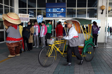 Macau  China  Rikschafahrer wartet auf Kundschaft