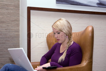 Berlin  Deutschland  eine blonde Frau mit Laptop in einem Cafe