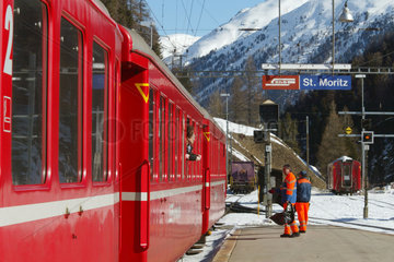 Ein Zug faehrt in den Bahnhof von Sankt Moritz