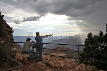 Flagstaff  USA  Frau zeigt etwas einem Mann an einem Aussichtspunkt am Grand Canyon