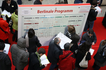 Berlin  Deutschland  Besucher sehen sich das Berlinale Programm an