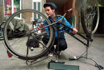 Ein junger Mann repariert sein Rad