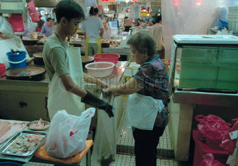 Verkauf von Froeschen auf einem chinesischen Wochenmarkt
