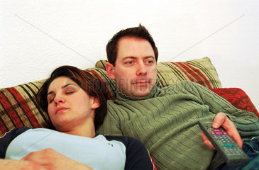 Mann und Frau sehen TV