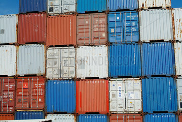 Hamburg  gestapelte Container im Hamburger Hafen