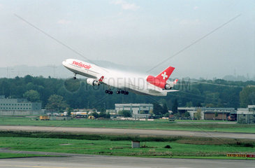 Zuerich  Schweiz  startende Maschine der Swissair auf dem Flughafen Zuerich Kloten