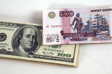 500-Rubelscheine und 100-Dollarscheine