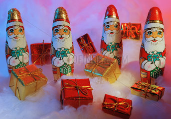 Schokoladenweihnachtsmaenner mit kleinen Geschenken