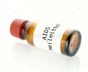 Braune Glasflasche mit einem Etikett als AIDS Heilmittel