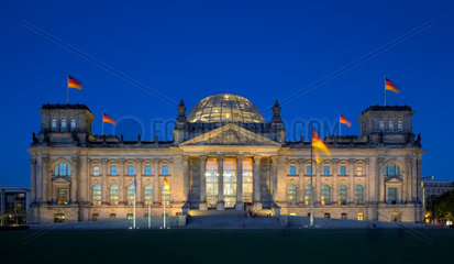 Berlin  Reichstagsgebaeude  Sitz des Bundestages  am Abend