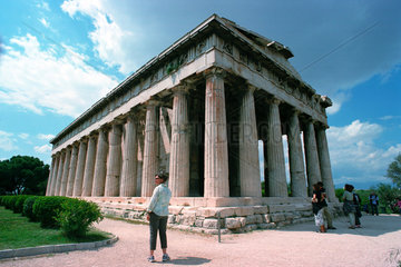 Menschen vor dem Hephaistos-Tempel  Athen