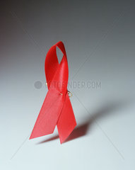 Die rote Schleife ist das Zeichen der Solidaritaet zu AIDS