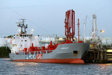 Hamburg  ein Tanker der Firma Hydrogas im Oelhafen