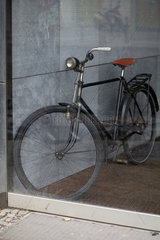 Berlin  altes Fahrrad im modernen Hauseingang