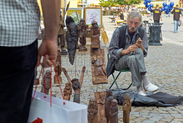Breslau  Polen  ein Holzschnitzer auf dem Marktplatz (Rynek)