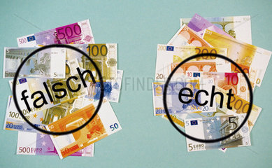 Eurogeldscheine mit dem Stempel falsch und echt