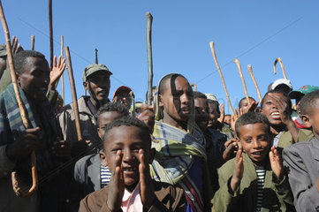 Mangudo  Aethiopien  Menschen bei der Einweihung der Schule in Mangudo