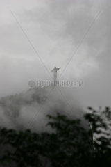 Rio de Janeiro  Brasilien  Blick auf die in Wolken gehuellte Christus-Statue