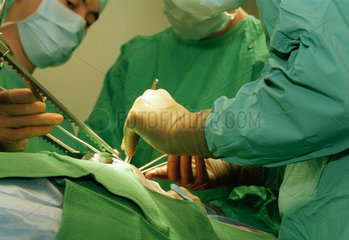 Die Haende von Chirurgen bei einer Operation