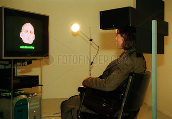 Besucherin der Transmediale 2002 sitzt in einer Installation