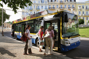 Marienbad  Tschechische Republik  Passanten steigen in einen Trolleybus
