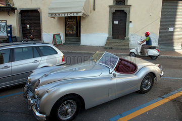 Tirano  Italien  ein Jaguar XK 140 Roadster parkt am Strassenrand