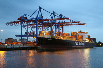 Der Containerhafen der Hansestadt Hamburg im Abendlicht