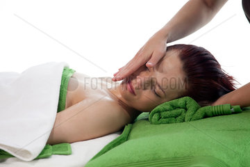 Duesseldorf  Deutschland  Wellness Massage mit TRaubenkernoel