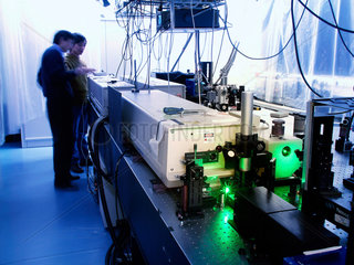 Berlin  Wissenschaftler am Laser in Adlershof