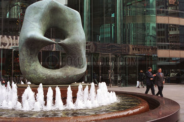 Skulptur am Haupteingang der Boerse in Hongkong