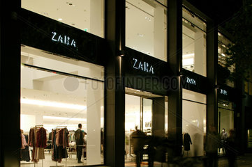 Berlin  Bekleidungsgeschaeft Zara hell erleuchtet