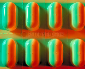 Tabletten in weisser Blisterpackung und farbigem Licht