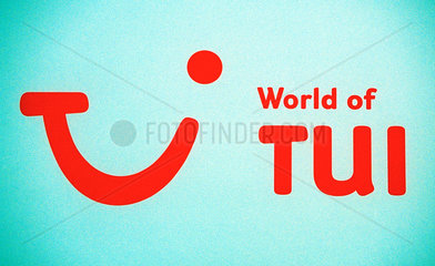 Das Logo von TUI zusammen mit dem Slogan World of TUI