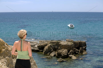Paguera  Mallorca  Spanien  eine Frau steht an der Kueste und schaut auf Meer