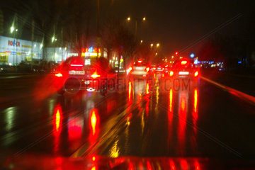 Bremslichter von Autos auf regennasser Strasse