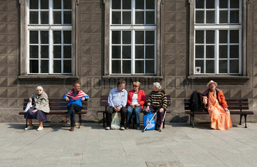 Danzig  Polen  Menschen auf einer Bank in der Langgasse